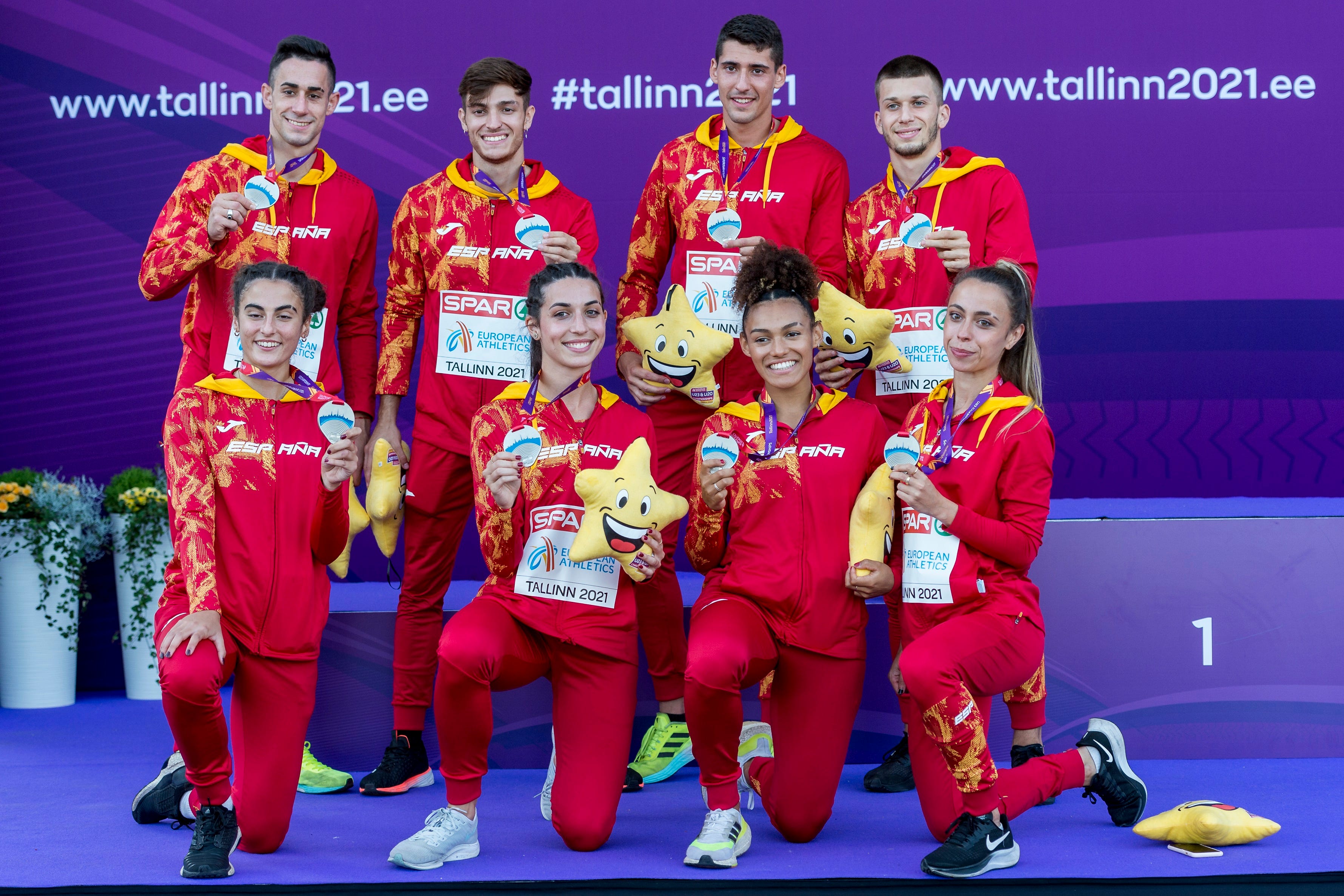 tallinn, estonia   july 11 team spain with aitana rodrigo, jael bestue, eva santidrian, carmen marco,arnau monne, pol retamal, jesus gomez and sergio lopez pose with the silver medals after men and women's 4 x 100m relay final during 2021 european athletics u23 championships   day 4 at at kadriorg stadium on july 11, 2021 in tallinn, estonia photo by jurij kodrungetty images for european athletics