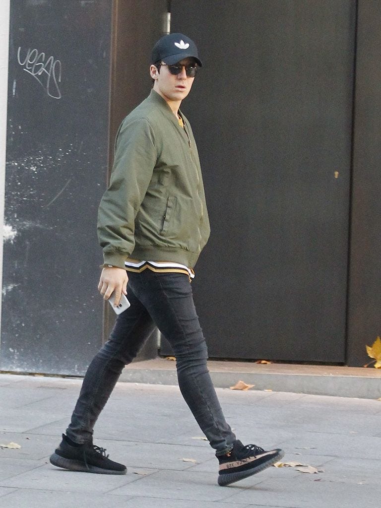 felipe juan froilan paseando con gorra, gafas de sol y movil
