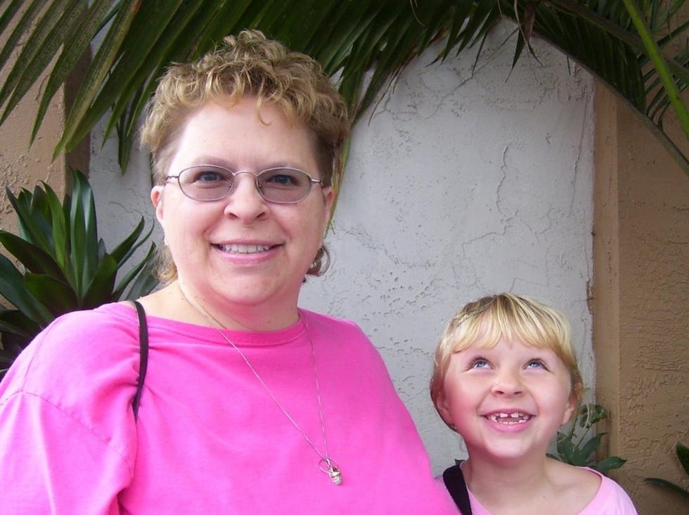 a mom joyce gabbert smiling with her 7 year old daughter emma joyce is a single mother by choice