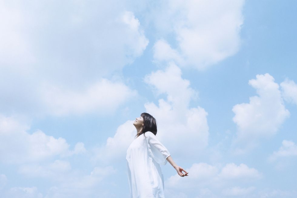 Sky, White, Cloud, Standing, Photography, Neck, Landscape, Happy, Meteorological phenomenon, Gesture, 