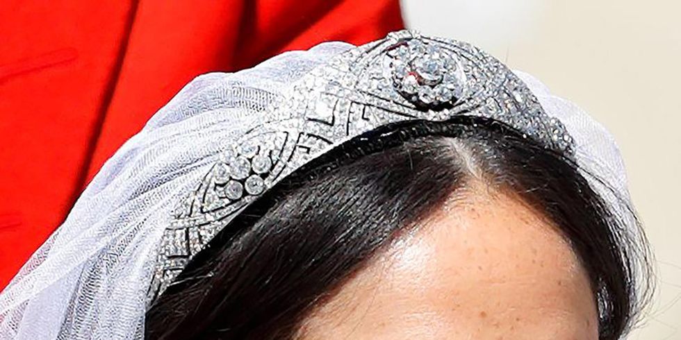Bridal veil, Veil, Bridal accessory, Headpiece, Hair, Hair accessory, Face, Skin, Forehead, Eyebrow, 