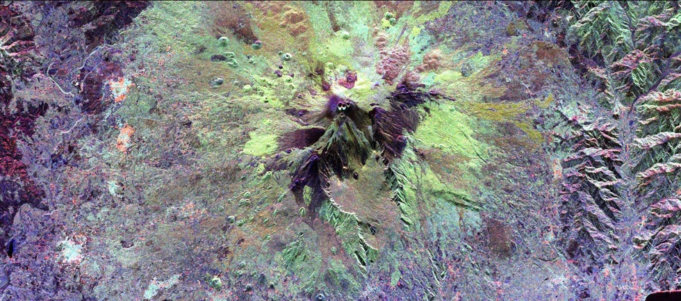 In deze radaropname die in 1994 vanuit de spaceshuttle Endeavour werd gemaakt is te zien dat de vulkaan Etna hoog boven het landschap uittorent