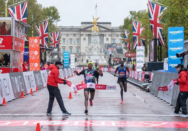shura kitata eth crosses the line on the mall to win the elite mens race the historic elite only virgin money london marathon taking place on a closed loop circuit around st jamess park in central london on sunday 4 october 2020

photo joe toth for virgin money london marathon

for further information medialondonmarathoneventscouk