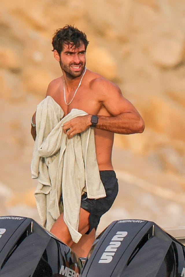 el modelo se seca con una toalla en un barco en la isla pitiusa