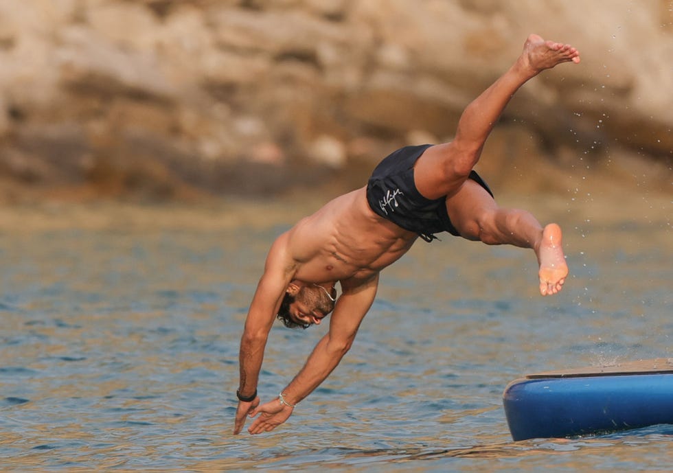 el modelo se tira al mar desde una lancha