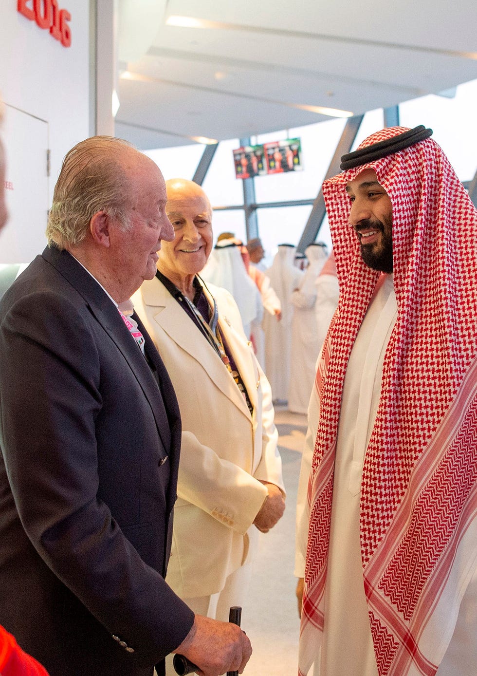 La Casa Real hizo pública una emotiva carta del Rey emérito a su hijo en la que anuncia su retirada de la vida pública. En la misiva, Don Juan Carlos toma esta decisión “desde el gran cariño y orgullo de padre que por ti siento”. Recordamos las imágenes decisivas desde su abdicación, en 2014.
