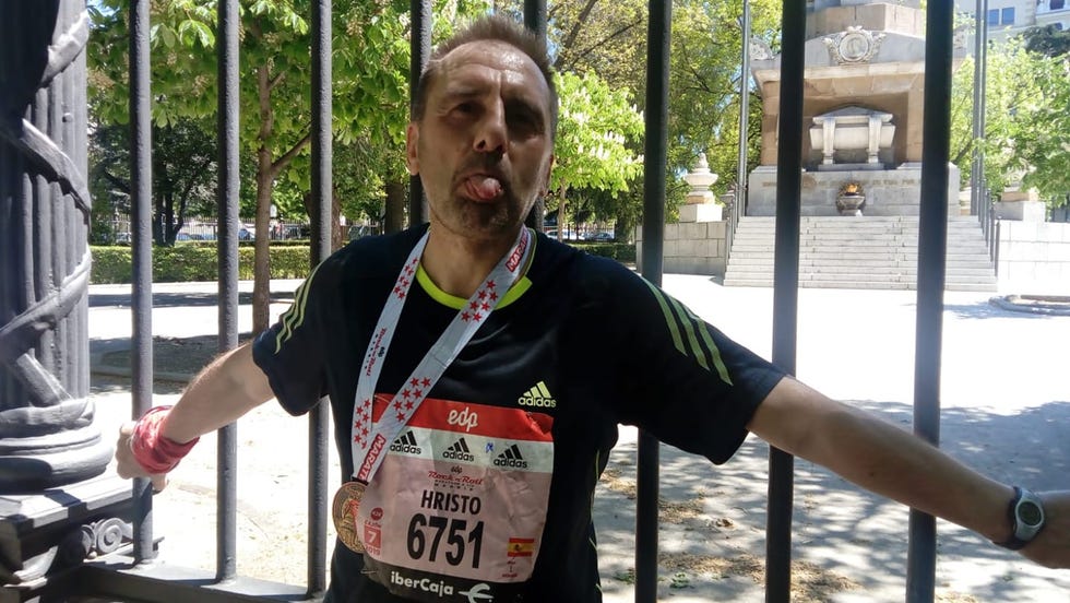 Juan Carlos Cristóbal presume de su medalla de 'finisher'.