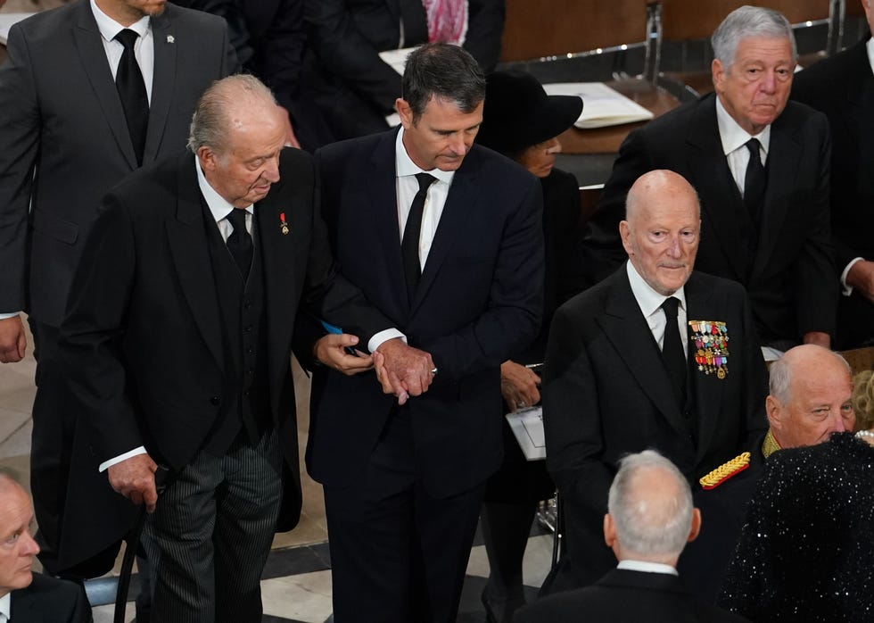 los reyes felipe y letizia y los eméritos en el funeral de isabel ii