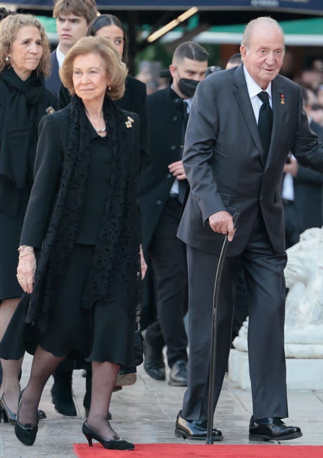 los reyes emeritos durante el funeral de constantino de grecia