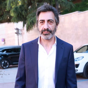Juan del Val juan del val, marido de nuria roca, con camisa blanca y americana azul marino