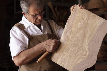 juan molina artesano, con tabla de cocina