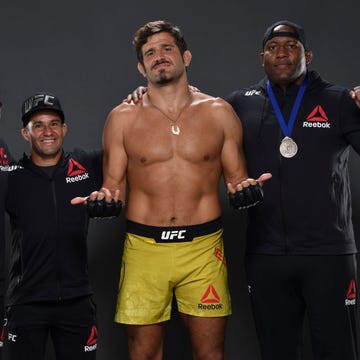 juan espino posa con su equipo tras ganar ufc 253