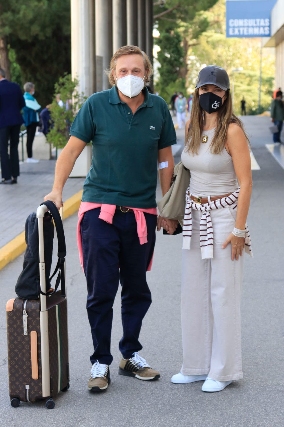 juan peña abandona el hospital ramón y cajal de madrid, donde ha estado ingresado por covid, acompañado por su mujer  sonia gonzález