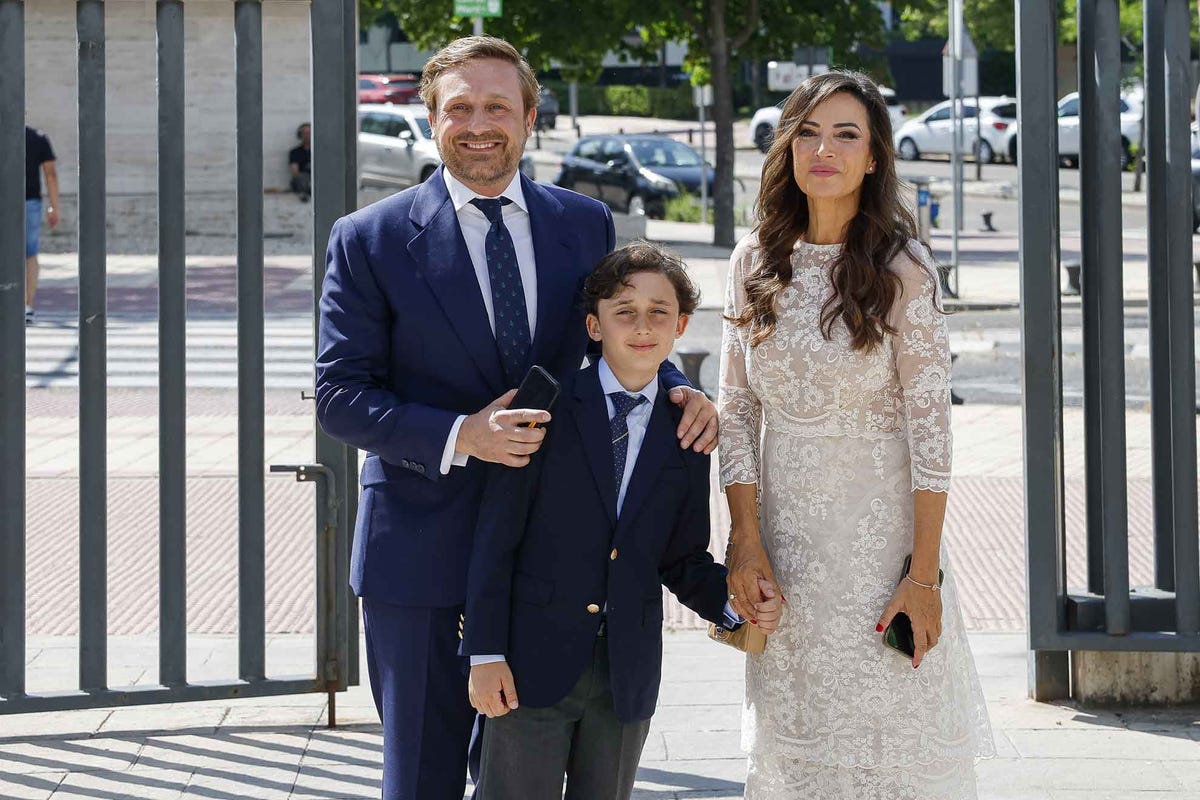 Juan Peña Y Sonia González, felices y emocionados, tras la Primera Comunión  de su hijo
