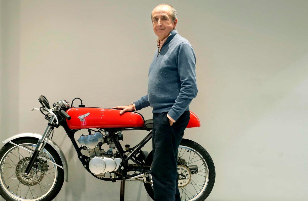 juan porcar, presidente de rpm mktg, posa ante una moto para una foto