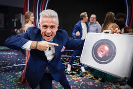 juan quintana con el maletin del premio de 'gran hermano 2024'
