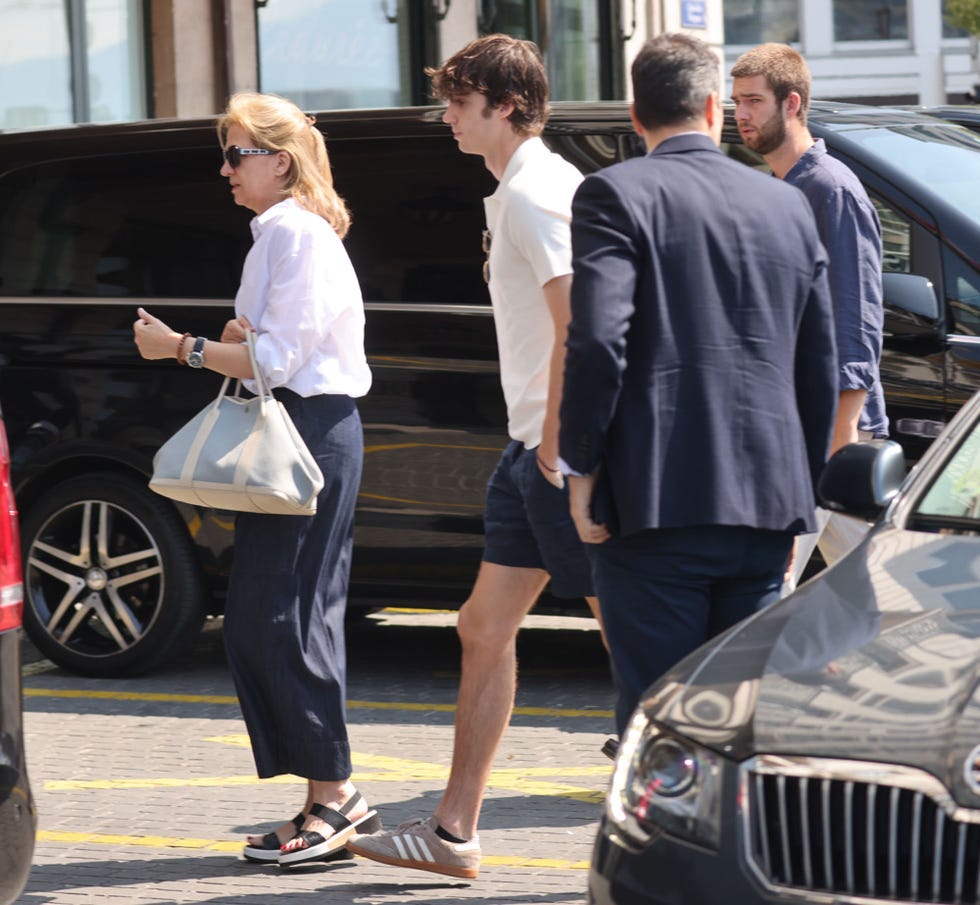 cristina de borbon con sus dos hijos mayores en ginebra