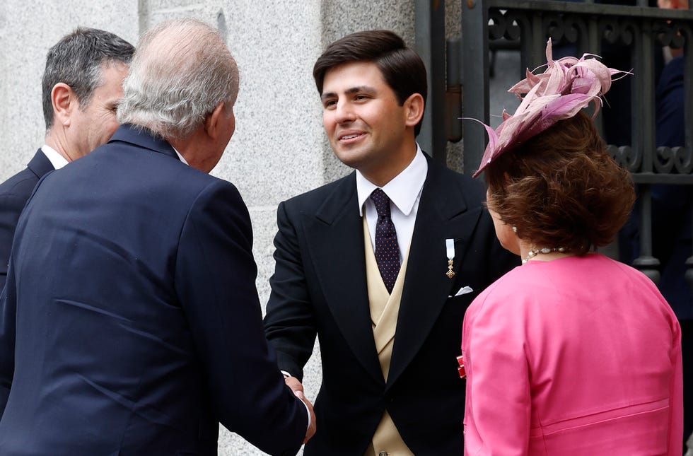 juan urquijo y el rey emerito juan carlos se saludaron alegremente en la boda de teresa urquijo y jose luis martinez almeida