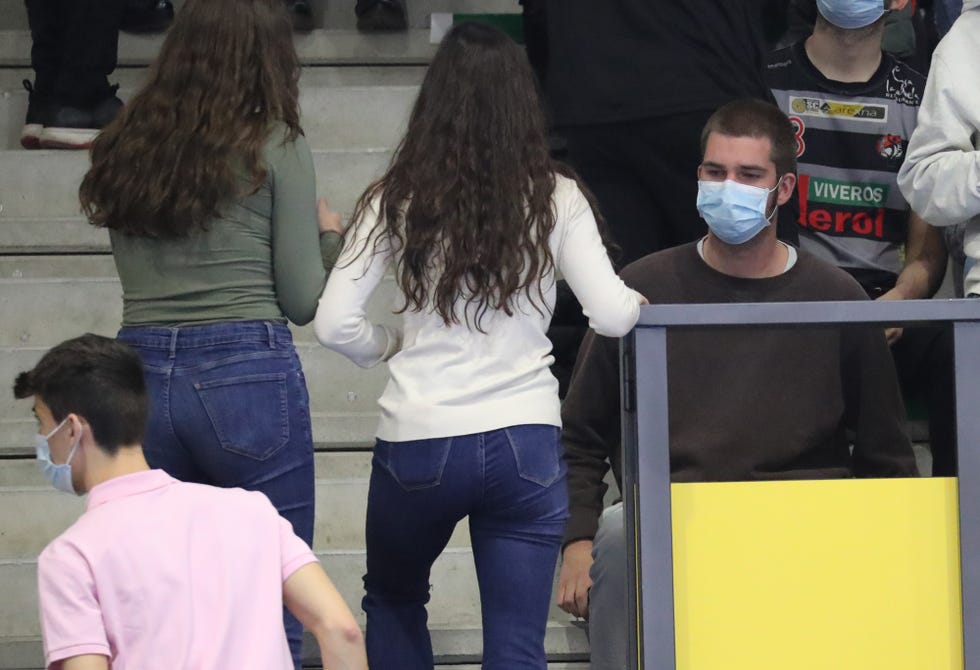 juan urdangarin en un partido de balonmano de su hermano pablo
