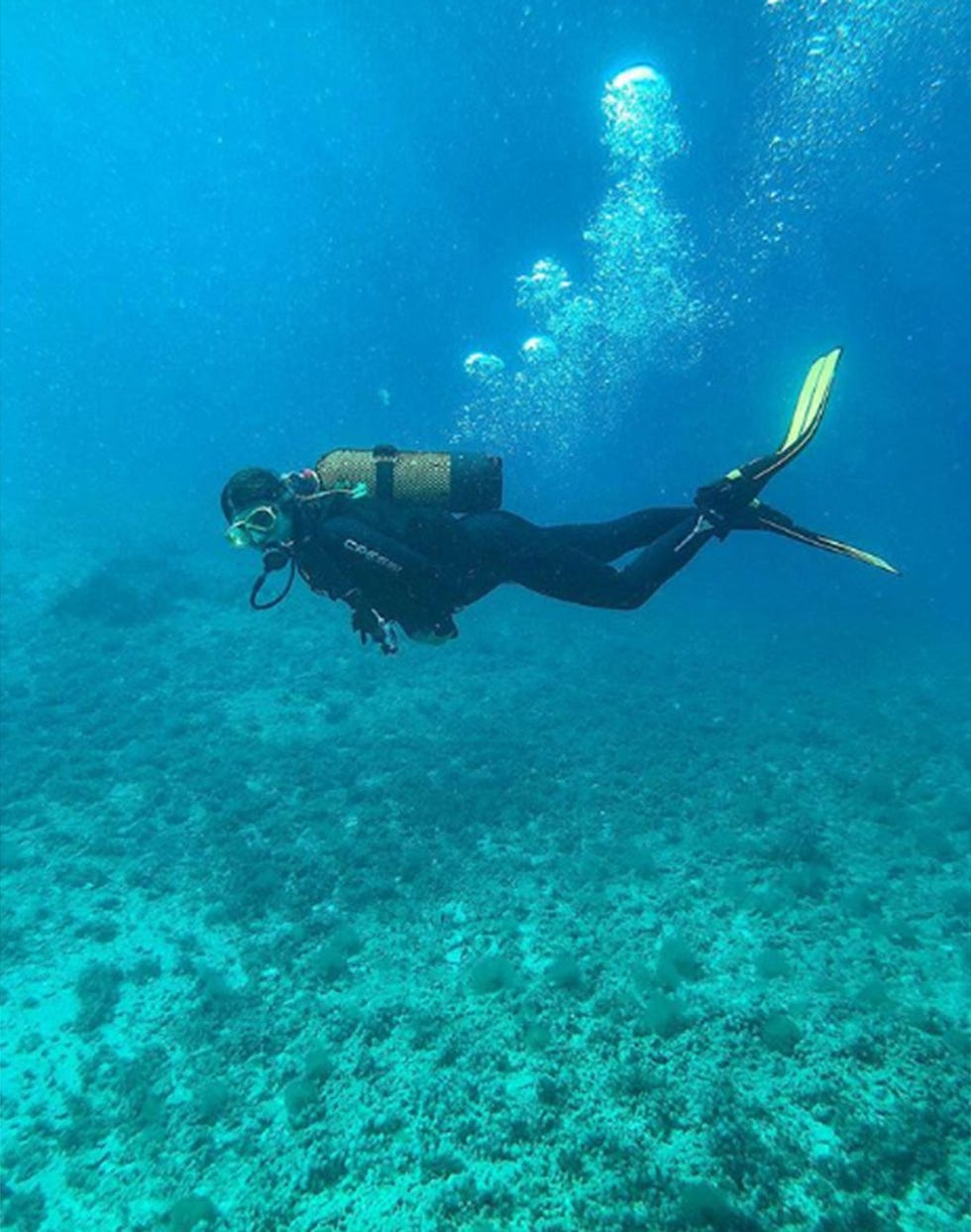 Juana Acosta buceando