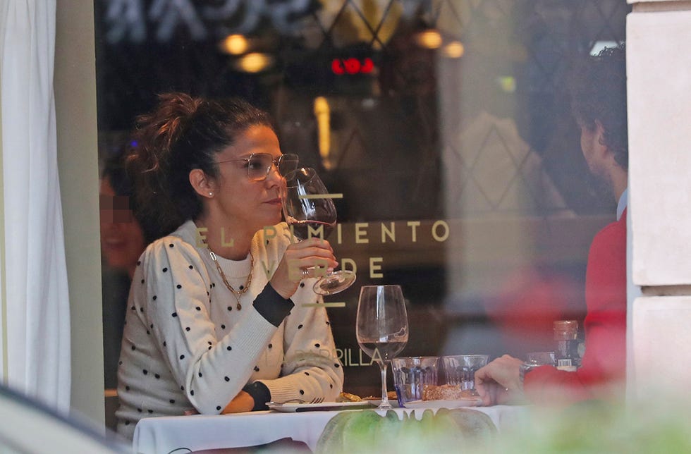 juana acosta y su novio charles alazet se comen a besos durante un romántico paseo