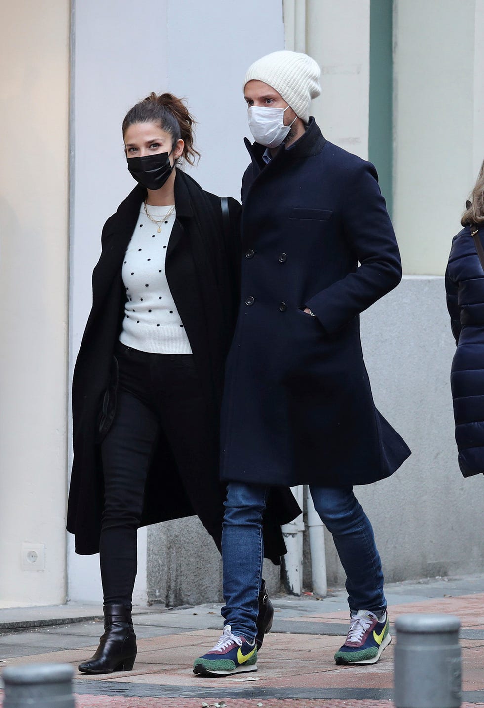 juana acosta y su novio charles alazet se comen a besos durante un romántico paseo