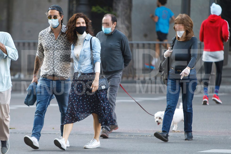 juana acosta con su novio charles alazet y los padres de ella