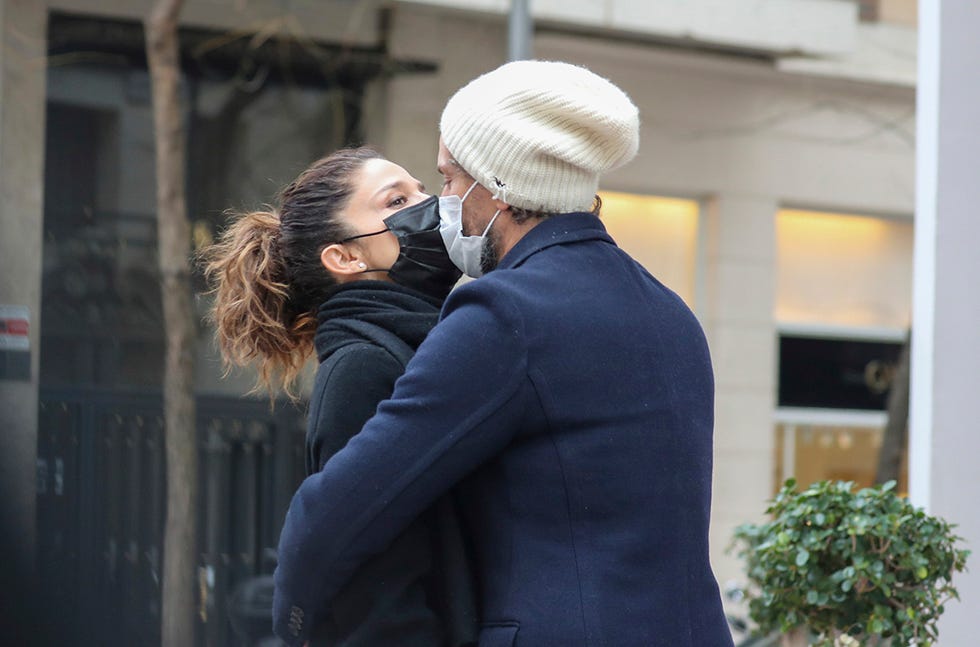 juana acosta y su novio charles alazet se comen a besos durante un romántico paseo