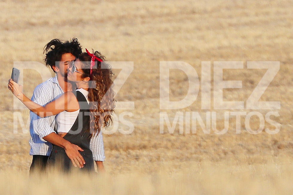 JUANA ACOSTA FELIZ JUNTO A SU NUEVO NOVIO, Oliver Sancho