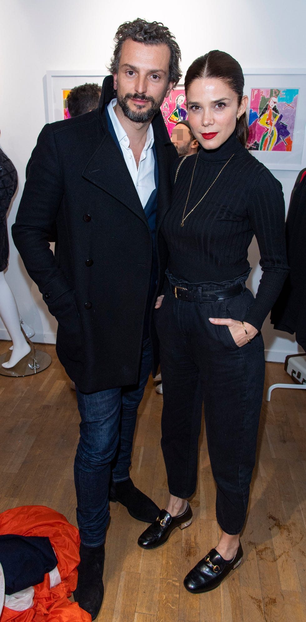 juana acosta y su nuevo novio, charles alazet, en una exposición en parís