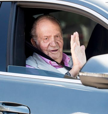 el rey juan carlos saluda desde un coche