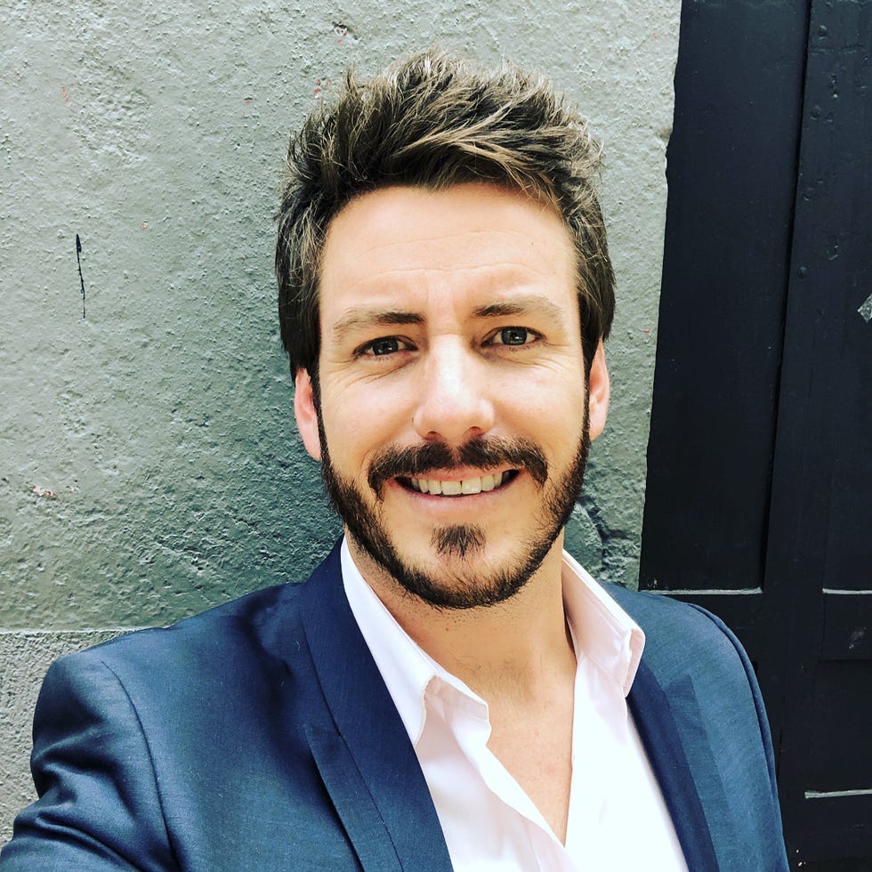 juan diego covarrubias sonríe a cámara con un traje de chaqueta