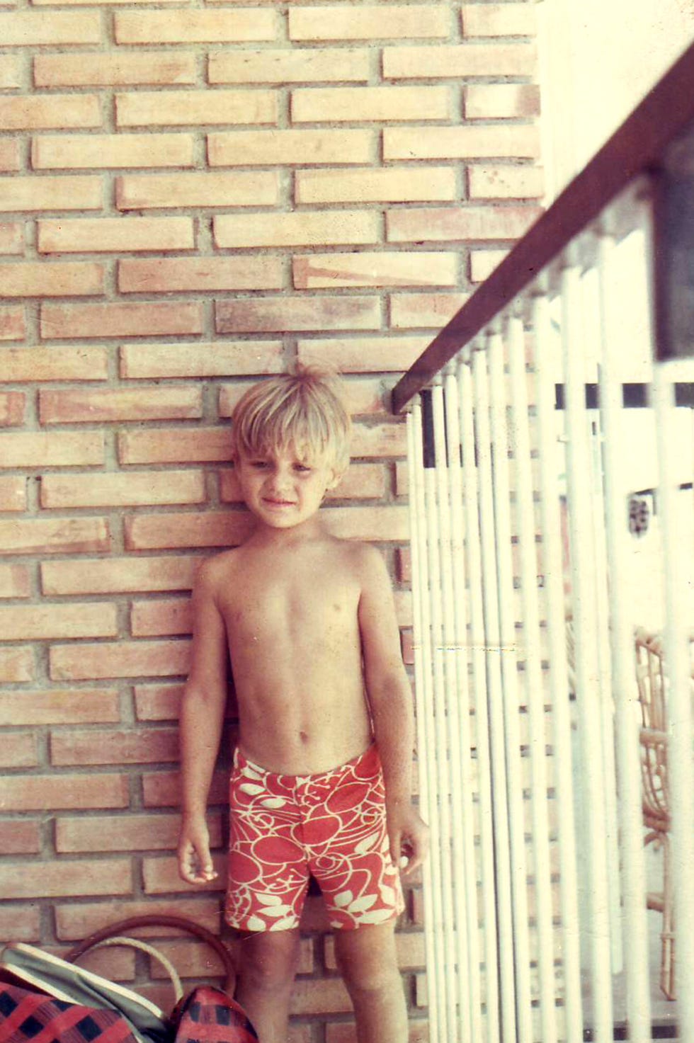 el actor siendo un nino durante sus vacaciones en la playa