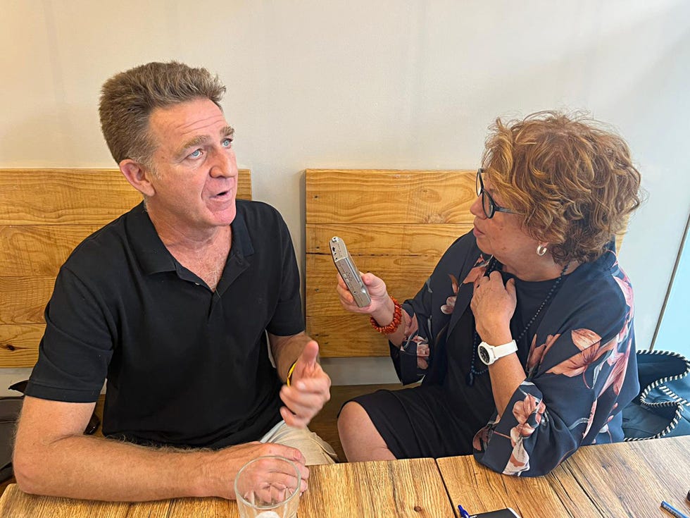 la colaboradora de diez minutos charla con el actor