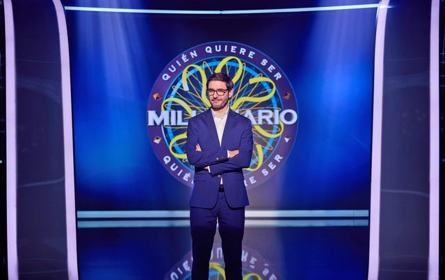 juanra bonet posa delante del logo de quién quiere ser millonario