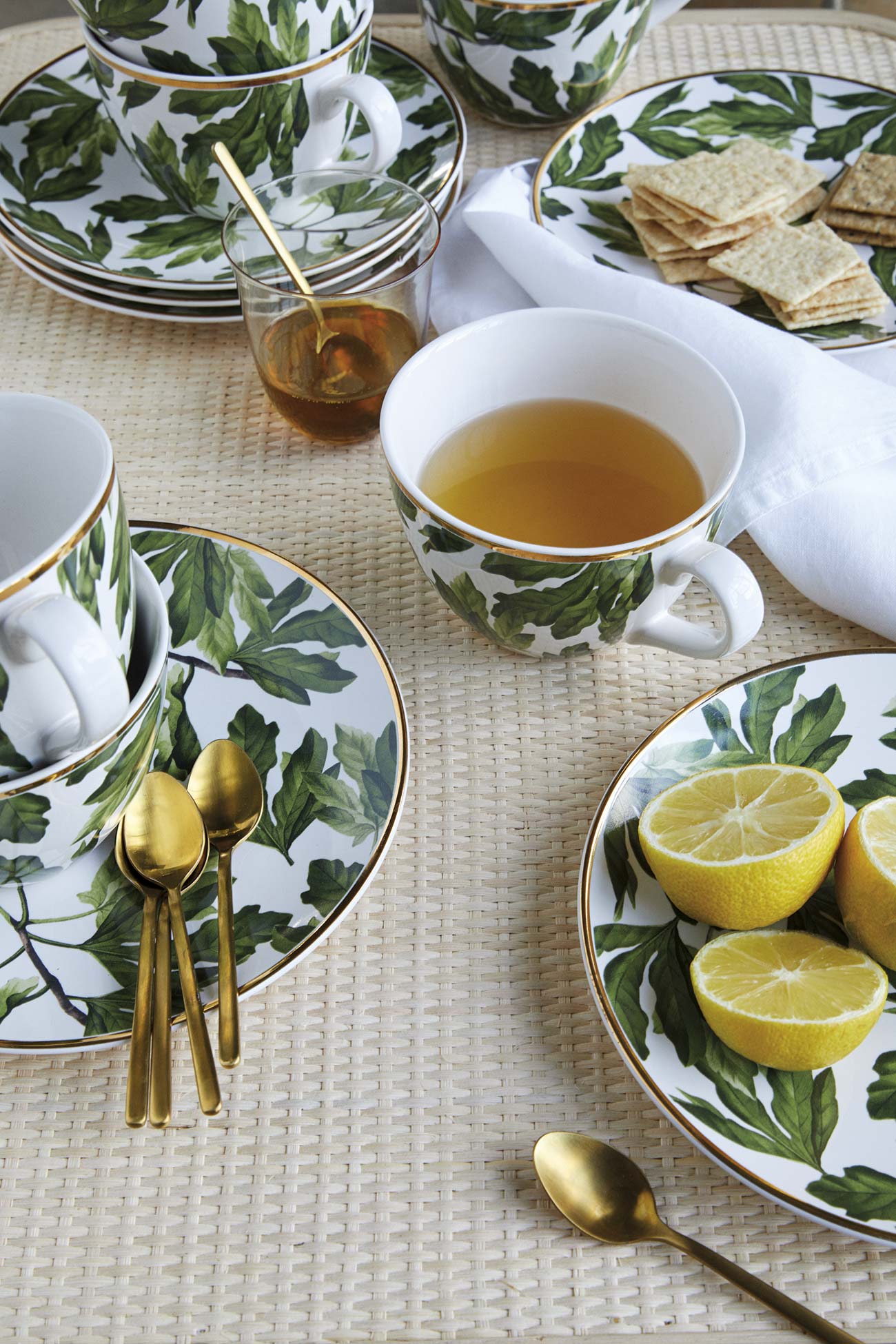 juego de tazas de té con estampado de hojas