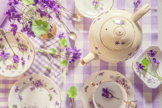 cómo transformar una sartén viega en una bandeja o plato decorativo en estilo vintage con estampado de flores