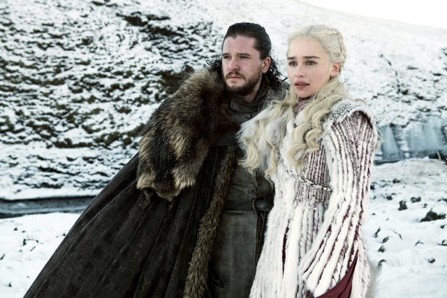 jon nieve y daenerys targaryen, protagonistas de juego de tronos