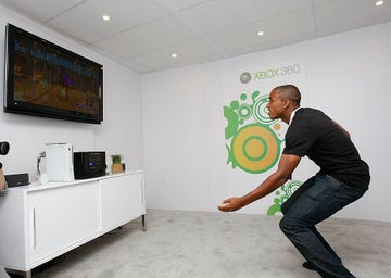 el futbolista tristan bowen juega con una xbox