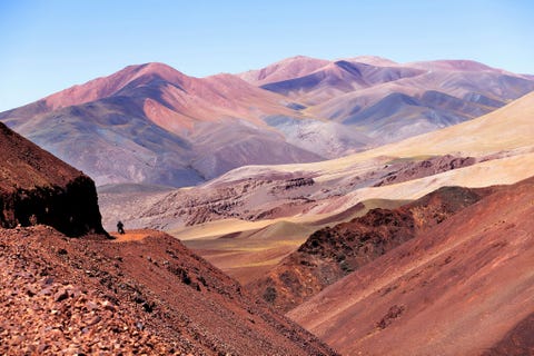 Een bromfietser rijdt door de provincie Jujuy in het noorden van Argentini
