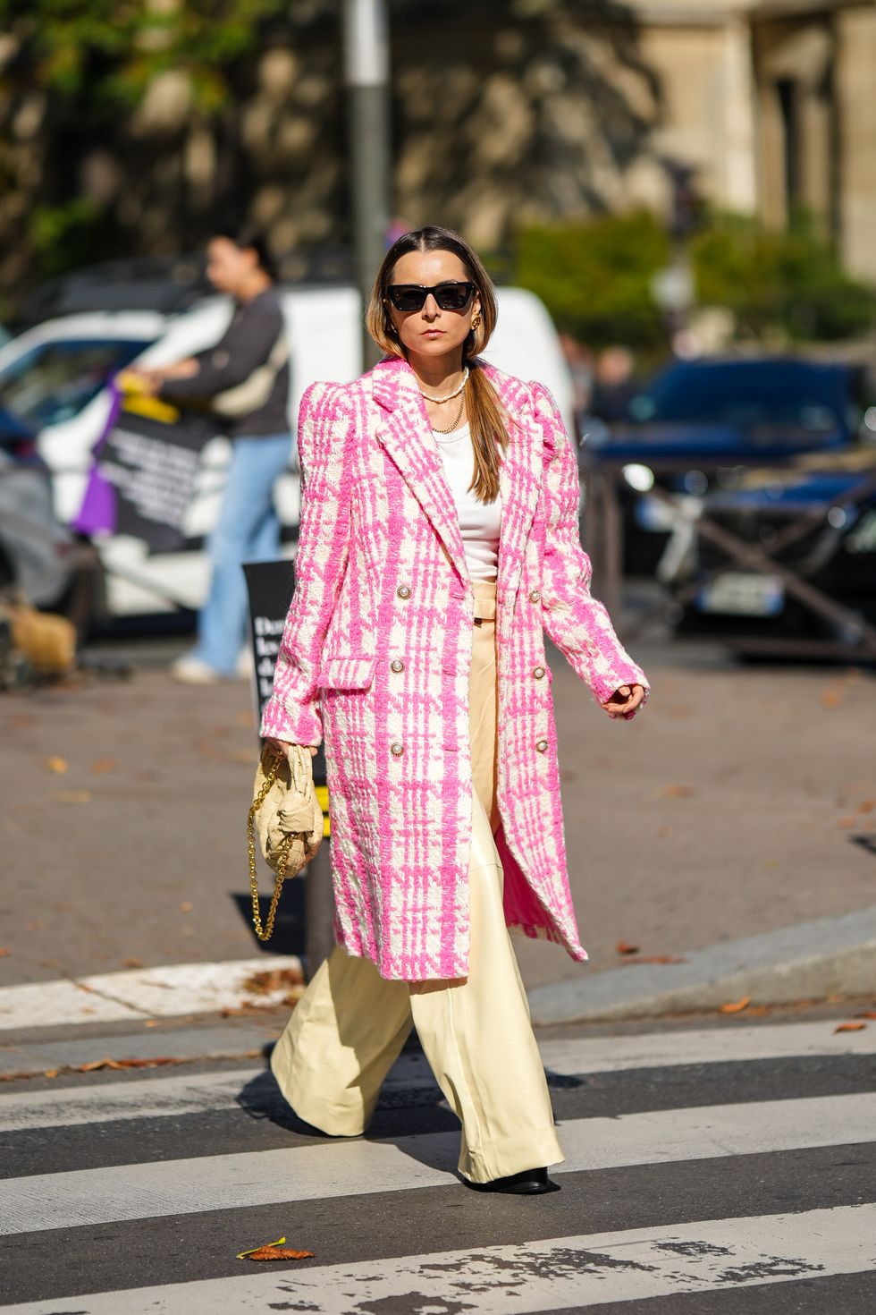 pantaloni beige moda inverno 2023 street style look come abbinare