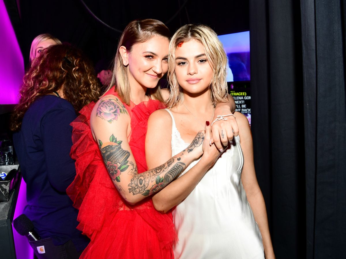 https://hips.hearstapps.com/hmg-prod/images/julia-michaels-and-selena-gomez-pose-backstage-during-the-news-photo-876436198-1548360352.jpg?crop=0.88889xw:1xh;center,top&resize=1200:*
