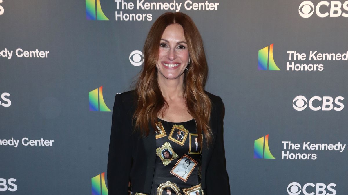 Amaland Porn - Julia Roberts wears Moschino gown dedicated to George Clooney