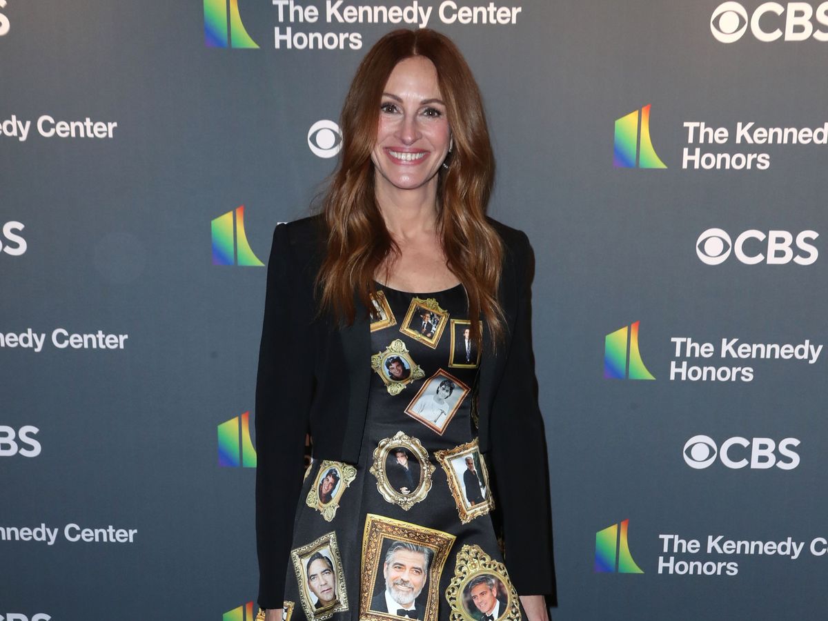 1200px x 900px - Julia Roberts wears Moschino gown dedicated to George Clooney