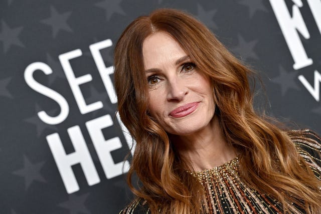julia roberts debuts new fringe haircut