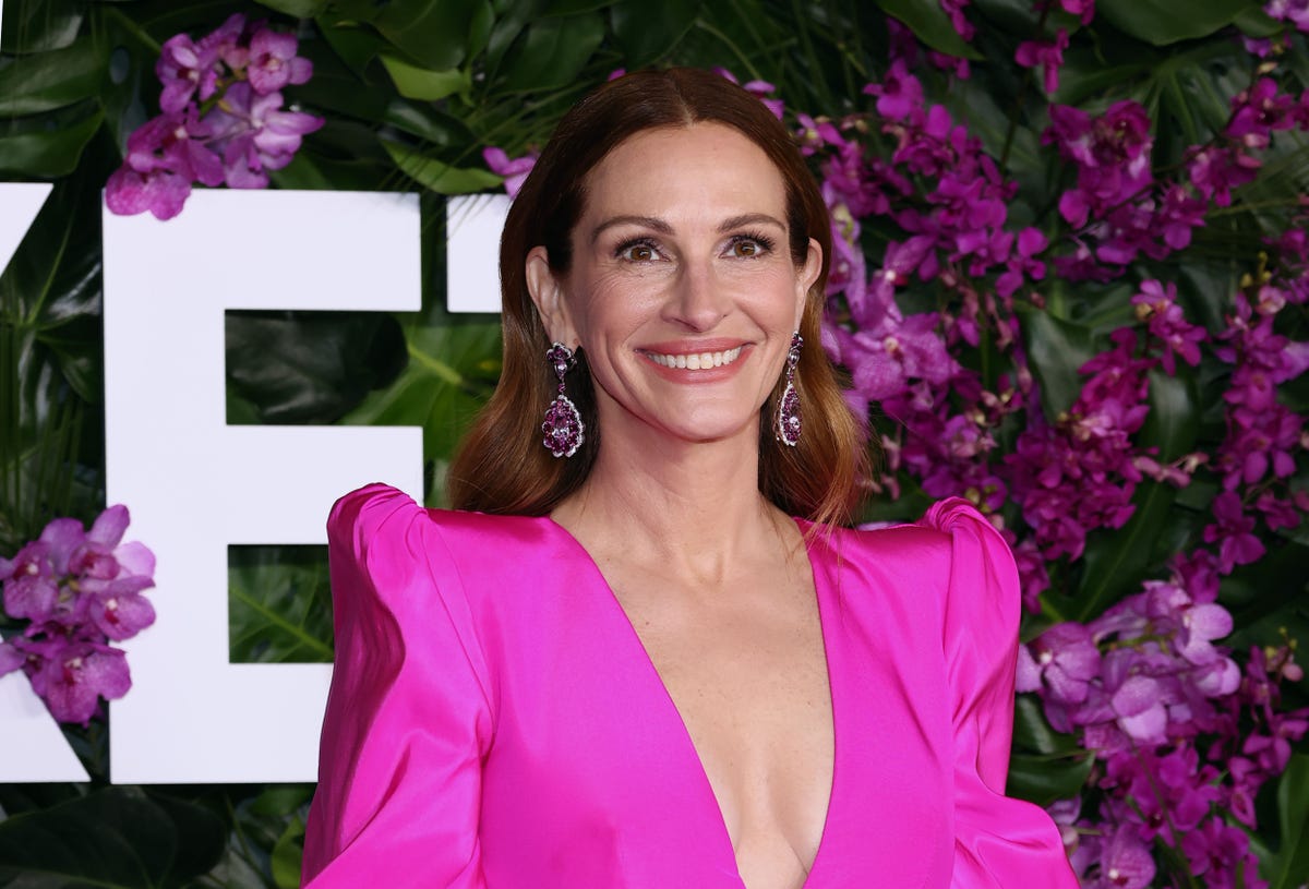Julia Roberts just debuted the chicest curtain bangs we've ever seen