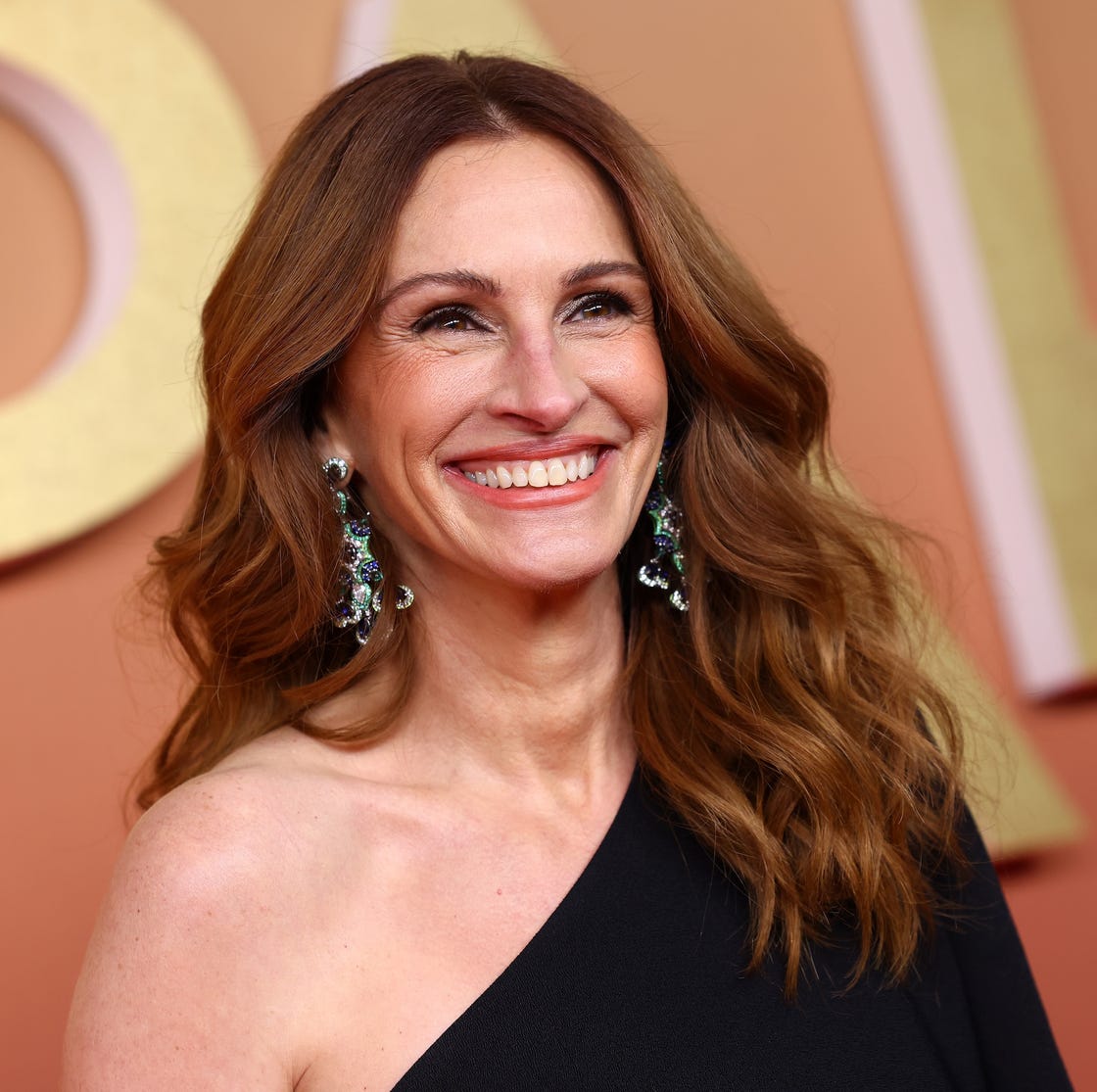 Julia Roberts channels Marilyn Monroe in dramatic blonde hair