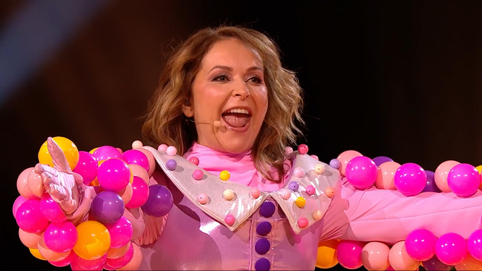 La cantante enmascarada del Reino Unido desenmascara a Bubble Tea como Julia Sawalha, que viste un disfraz rosa cubierto de bolas de plástico.