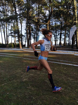 julia vaquero corre una carrera de cross