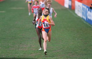 julia vaquero esprinta en cabeza durante un campeonato mundial de cross